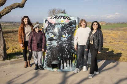 L’edil de Benestar Animal, Consuelo, Yoli i Míriam, voluntàries de l’Associació Gats de Guissona. - C.MARSIÑACH