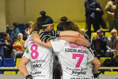 Jugadores del Vila-sana celebren un gol contra el Mataró. - CLARA LIÁÑEZ