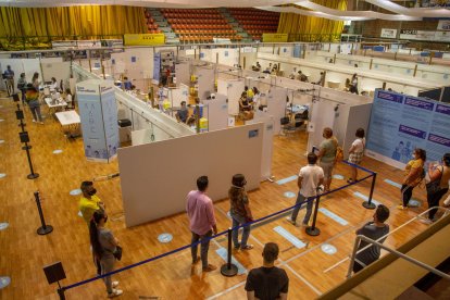 EPI. El desproveïment d’equips de protecció individual (EPI) va obligar a utilitzar bates fetes amb bosses d’escombraries, sobretot durant els primers mesos de la pandèmia. - MAGDALENA ALTISENT