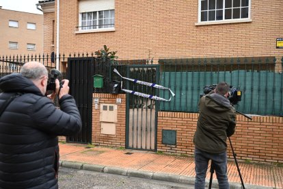 Periodistes graven el pis tutelat on tres menors van assassinar una educadora social. - EUROPA PRESS