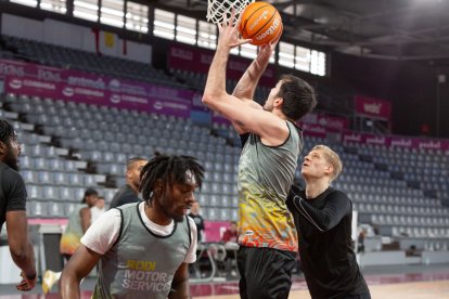 Una imatge de l’entrenament d’ahir per preparar l’important duel davant del Granada. - JAVI ENJUANES