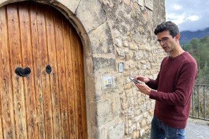 L’alcalde, Miquel López, davant del codi i teclat al costat de la porta. - ACN