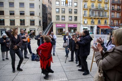 Presentació festiva ahir a la plaça Sant Joan de l’espectacle ‘Lleida, ciutat del garrotín’. - GERARD HOYAS