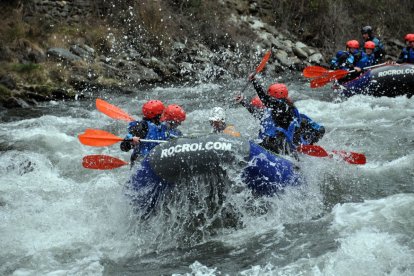 Escolars en un descens de ràfting a la Pallaresa dijous.
