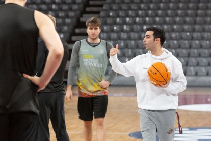 Gerard Encuentra, donant instruccions durant un entrenament d’aquesta setmana. - JAVI ENJUANES