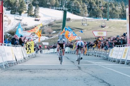 Moment en què Juan Ayudo bat Roglic a la meta de l’estació de la Molina. - VOLTA CICLISTA A CATALUNYA