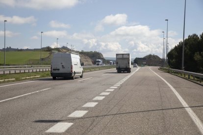Veïns i usuaris reclamen millorar l’A-2 entre Cervera i la Panadella perquè està molt deteriorada. - C.MARSIÑACH
