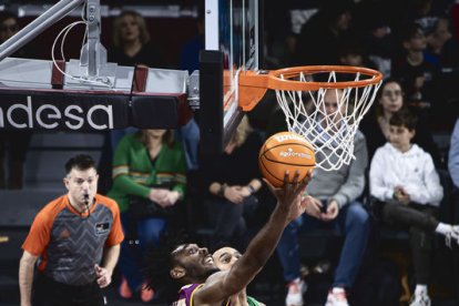 Batemon, en una acció de l’últim partit, davant del Joventut. - ACB PHOTO - POL PUERTAS