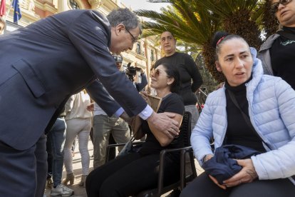 La mare de la nena rep el consol de l’alcalde de Múrcia. - EFE/ MARCIAL GUILLÉN