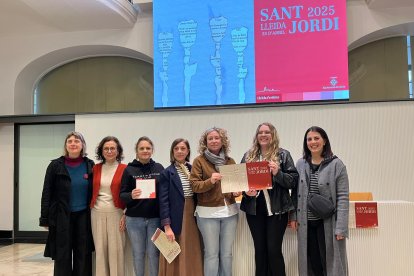 Pilar Bosch y Rosa Mesalles, con la autora del cartel del Sant Jordi en Lleida, Savana Sky Meem, y representantes de los sectores del libro y la rosa en la ciudad.