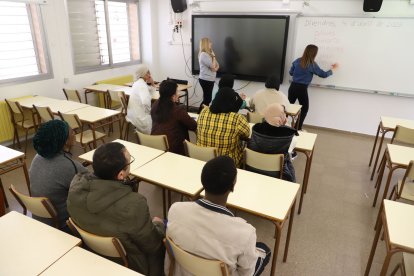 Una classe de català, ahir al Centre de Formació d’Adults Segrià. - MAGDALENA ALTISENT