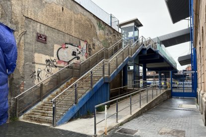 Estructura metàl·lica de l’escala d’accés a la Passarel·la dels Ferroviaris des de la plaça Ramon Berenguer IV