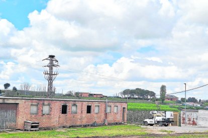 Operaris treballant en la línia de Puigverd el cap de setmana. - P.LL