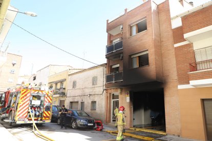 Aparatós incendi al cremar un cotxe al garatge d’una casa al Secà - MAGDALENA ALTISENT