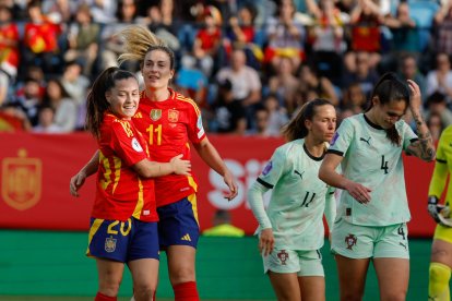 Alèxia Putellas, que va marcar dos gols, rep la felicitació de la seua companya al Barça Claudia Pina. - EFE
