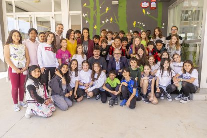 Estudiantes del colegio Ciutat Jardí, con el cantante Miki Núñez y el alcalde, Fèlix Larrosa.