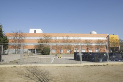 Foto d’arxiu de la façana de l’institut Maria Rúbies. - AMADO FORROLLA