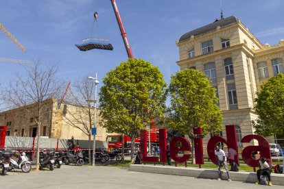 Un tram de la passarel·la, en el moment en què era traslladat cap al camió per la grua. - JORDI ECHEVARRIA