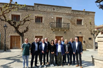 Els alcaldes dels dotze pobles que formen el Consorci del Segrià Sud ahir a Aspa. - CSS