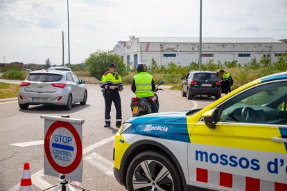 Un control preventiu dels Mossos d’Esquadra ahir a l’N-II entre Lleida i Alcarràs. - GERARD HOYAS