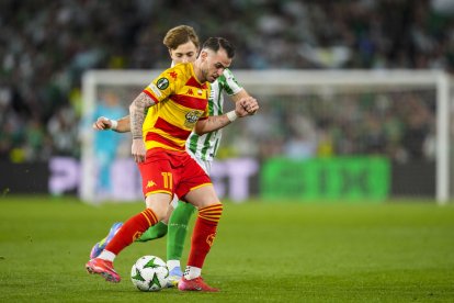 El lleidatà Jesús Imaz es protegeix davant d’un jugador del Betis. - EUROPA PRESS