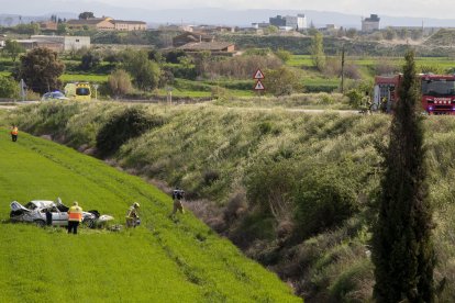 A l’accident de Bellpuig el cotxe va caure per un desnivell d’uns 10 metres. - LAIA PEDRÓS