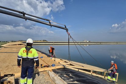 Operarios contratados por ASG colocan esta semana las plataformas que sustentan las placas. - ASG