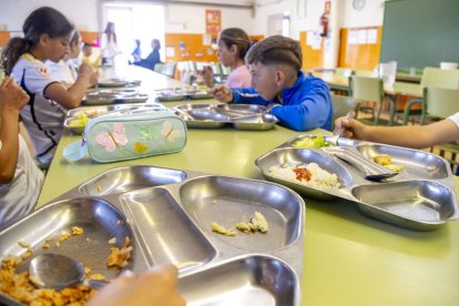 Alumnes ahir al menjador de l’institut escola Torre Queralt. - JORDI ECHEVARRIA