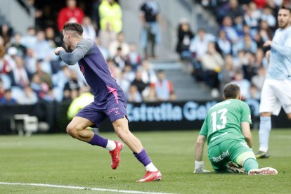 Roberto Fernández celebra el primer dels seus dos gols. - EFE