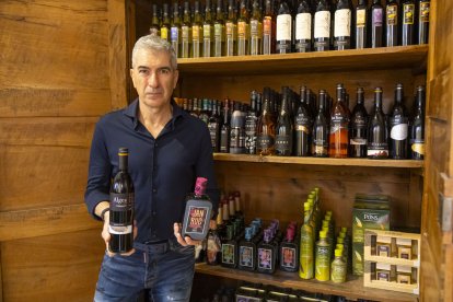 Eduard Pons mostra vi i oli que comercialitza la companyia. - JORDI ECHEVARRIA