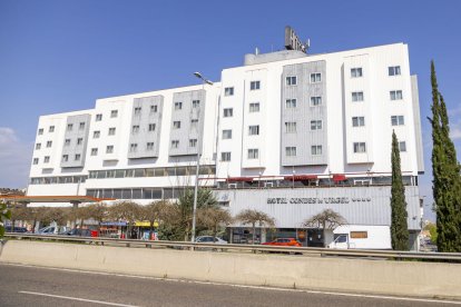 L’edifici de l’hotel Condes de Urgel, ubicat al peu de la vella N-II. - JORDI ECHEVARRIA