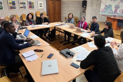 Reunió de la Comissió d’Infància, adolescència i famílies per definir línies de treball comunes en projectes que impliquen diverses àrees municipals.