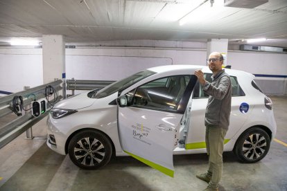 El vehicle està aparcat en un pàrquing de l’EMAU al carrer la Palma. - JORDI ECHEVARRIA