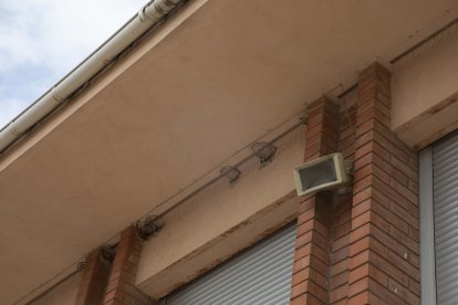 Els nius d’orenetes es van retirar de la façana sud de l’escola. - C. MARSIÑACH