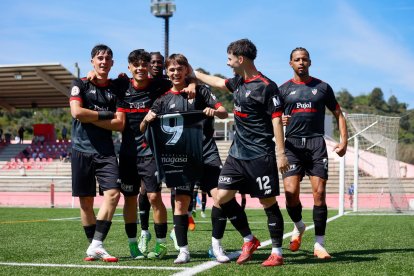 Els jugadors del Mollerussa van dedicar el gol a Jofre Graells, lesionat de gravetat. - ÀREA 11