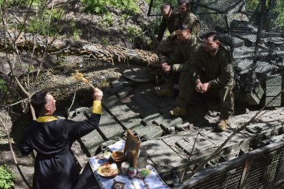 Servei religiós d’un capellà militar davant de soldats d’un tanc durant la Pasqua a Ucraïna. - EFE