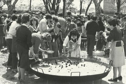 1982. Amb la paella del Boom va nàixer la tradició de la paella de Sant Joan. - AEIG AGRAMUNT