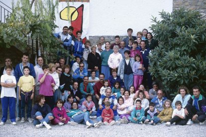 1990. Sortida amb famílies a Cal Petit d’Argentera. - AEIG AGRAMUNT