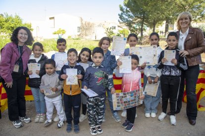 Els onze alumnes del centre educatiu amb les seues mestres mostrant el joc de pistes que han creat. - LAIA PEDRÓS