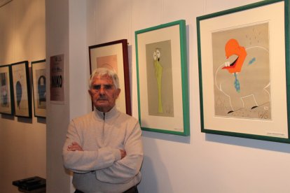 Nicolás Martínez, hijo, en una muestra de las mejores obras de su padre.