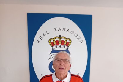 El tenista balaguerí posa amb el trofeu de campió.