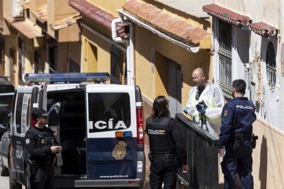 La policia, a l’habitatge on es va cometre el crim. - EFE