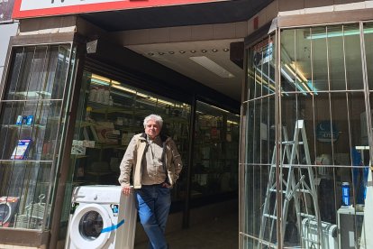 Josep Maria Domingo, ahir a la seua botiga.