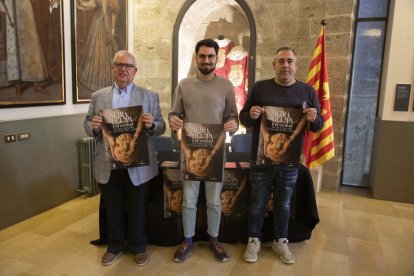 El regidor Ramon Augé, l’alcalde Jan Pomés i el regidor Raimond Fuster, durant la presentació. - C.MARSIÑACH