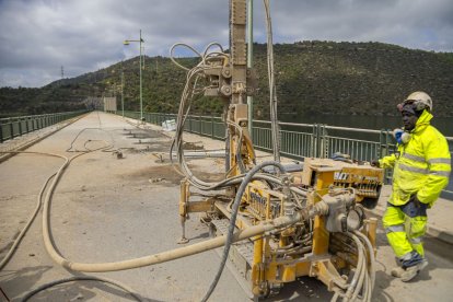 La CHE havia obert a mig matí d’ahir set sondatges per intentar localitzar la filtració d’aigua detectada fa deu dies a la presa de Rialb. - JORDI ECHEVARRIA