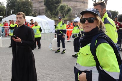 Voluntaris i sacerdots a l'entrada del funeral del papa Francesc a Roma