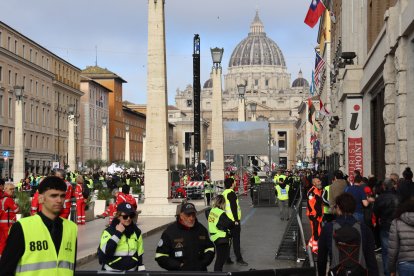 El centre del Vaticà, ple de voluntaris i fidels durant el funeral del papa Francesc