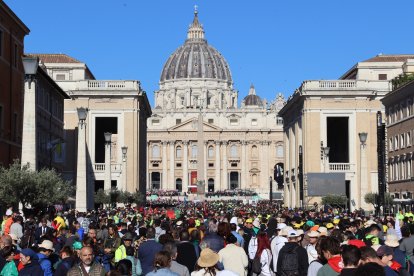 El centre del Vaticà, ple de voluntaris i fidels durant el funeral del papa Francesc