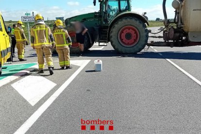 Efectius d’emergències ahir al lloc de l’accident a la C-12. - BOMBERS DE LA GENERALITAT