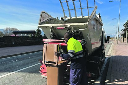 Imatge d’un operari recollint matèria orgànica amb el sistema del porta a porta a la Cerdanya. - COMÚ ANDORRA LA VELLA